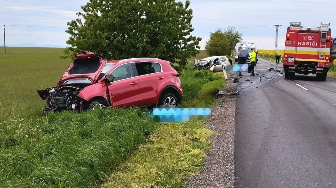 Čelní srážku dvou aut nepřežili na Slovensku tři lidé